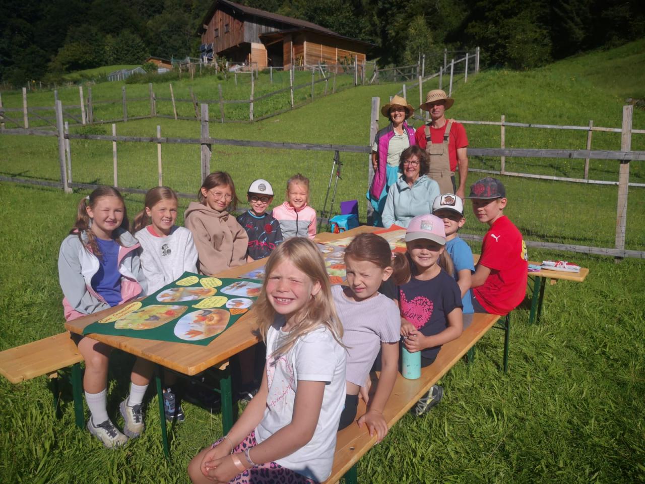 Die Kinder warten gespannt auf die Geschichte von Superhenne Hannaa