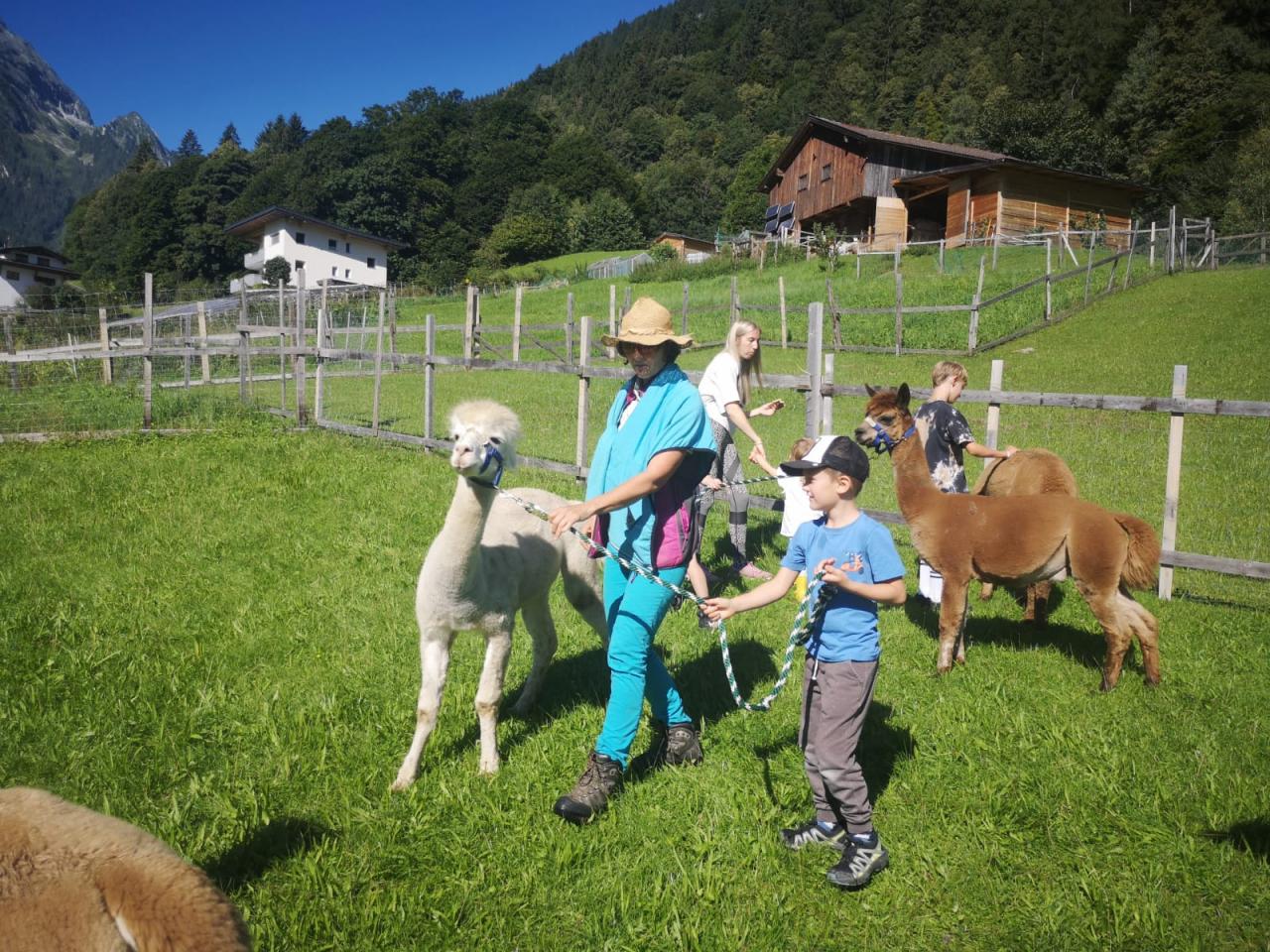 Angelika und Moritz mit Alpaka