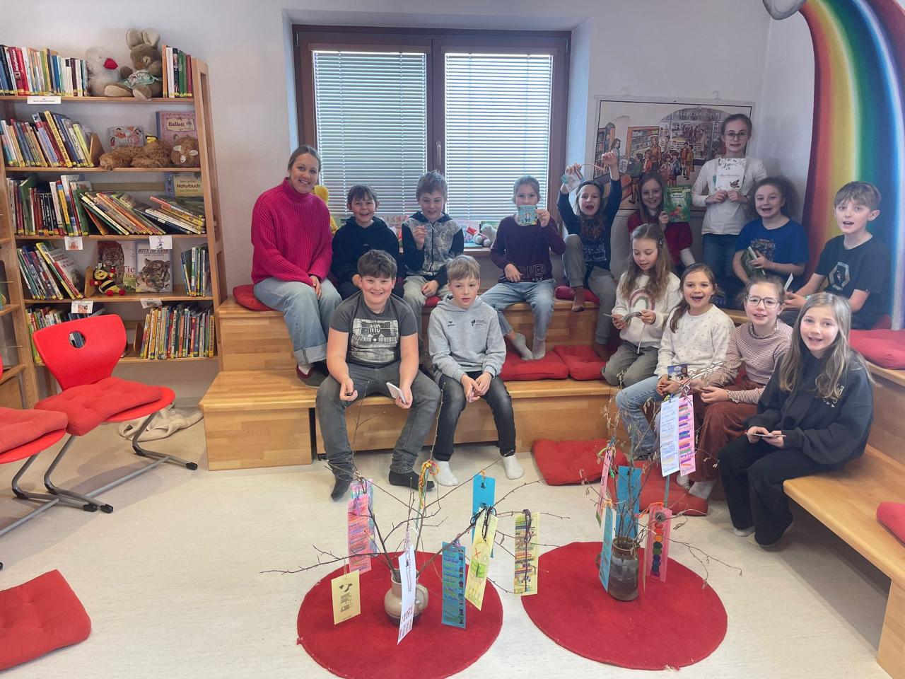 Alle SchülerInnen mit Direktorin Julia Ritzl