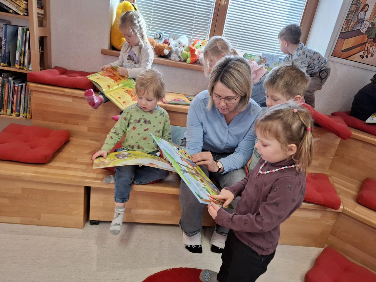 Tante Monika mit fleißigen Leseratten