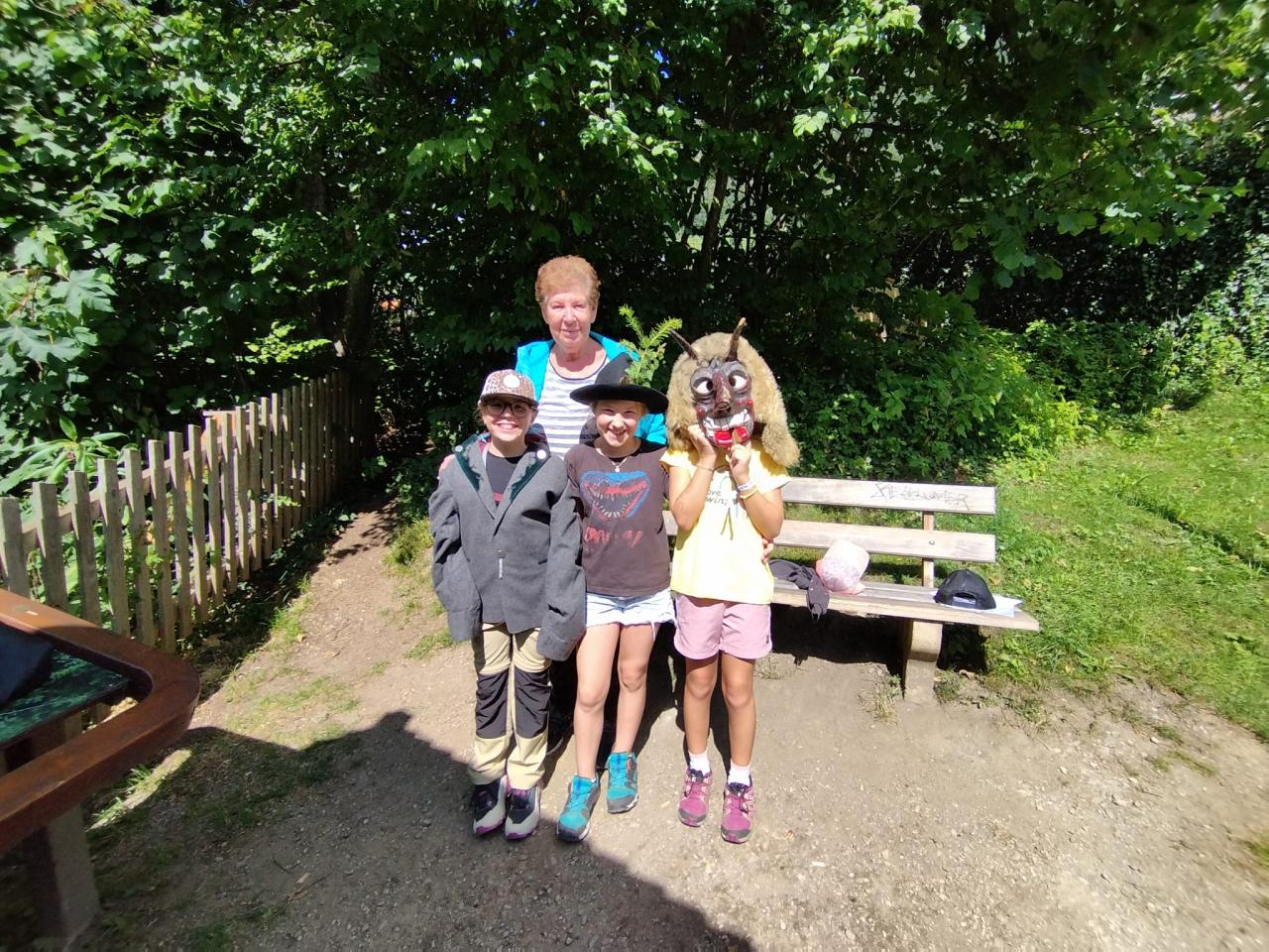 Marlene mit Mädchen und Maske