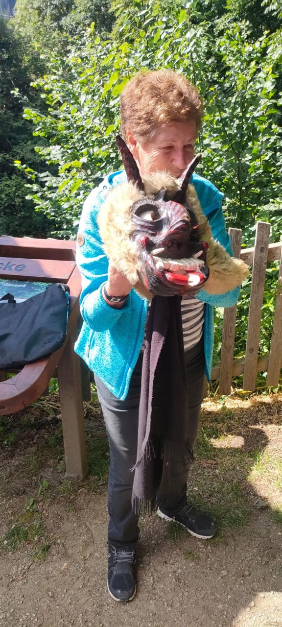 Marlene mit Teufelsmaske