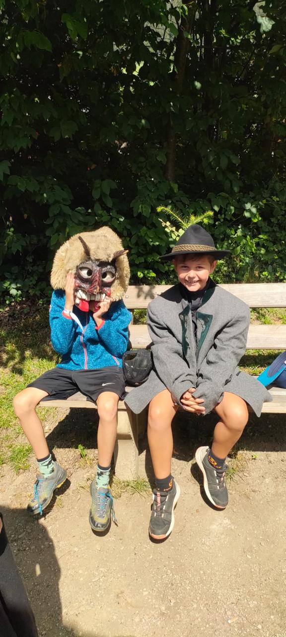 Tobias Und Matthias mit Maske