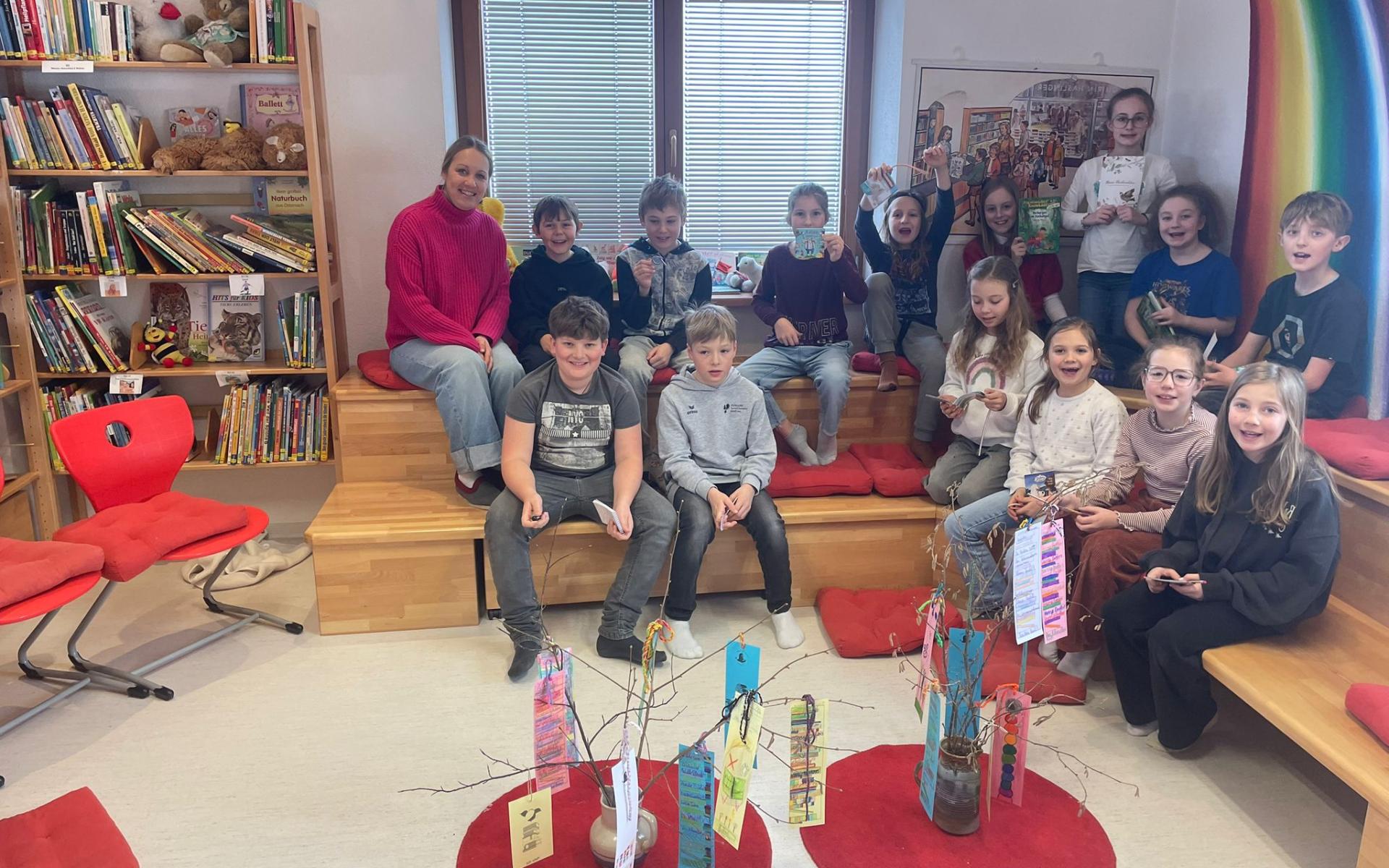 Alle SchülerInnen mit Direktorin Julia Ritzl