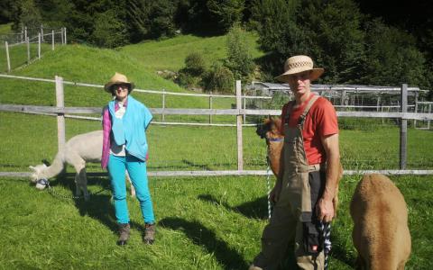 Angelika und Michael mit ihren Alpakas