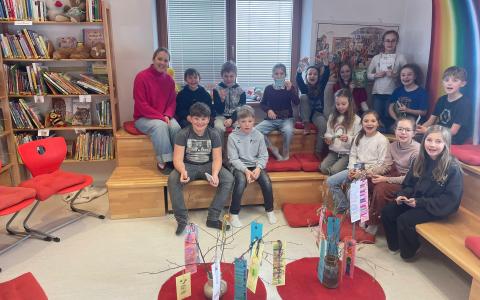 Alle SchülerInnen mit Direktorin Julia Ritzl